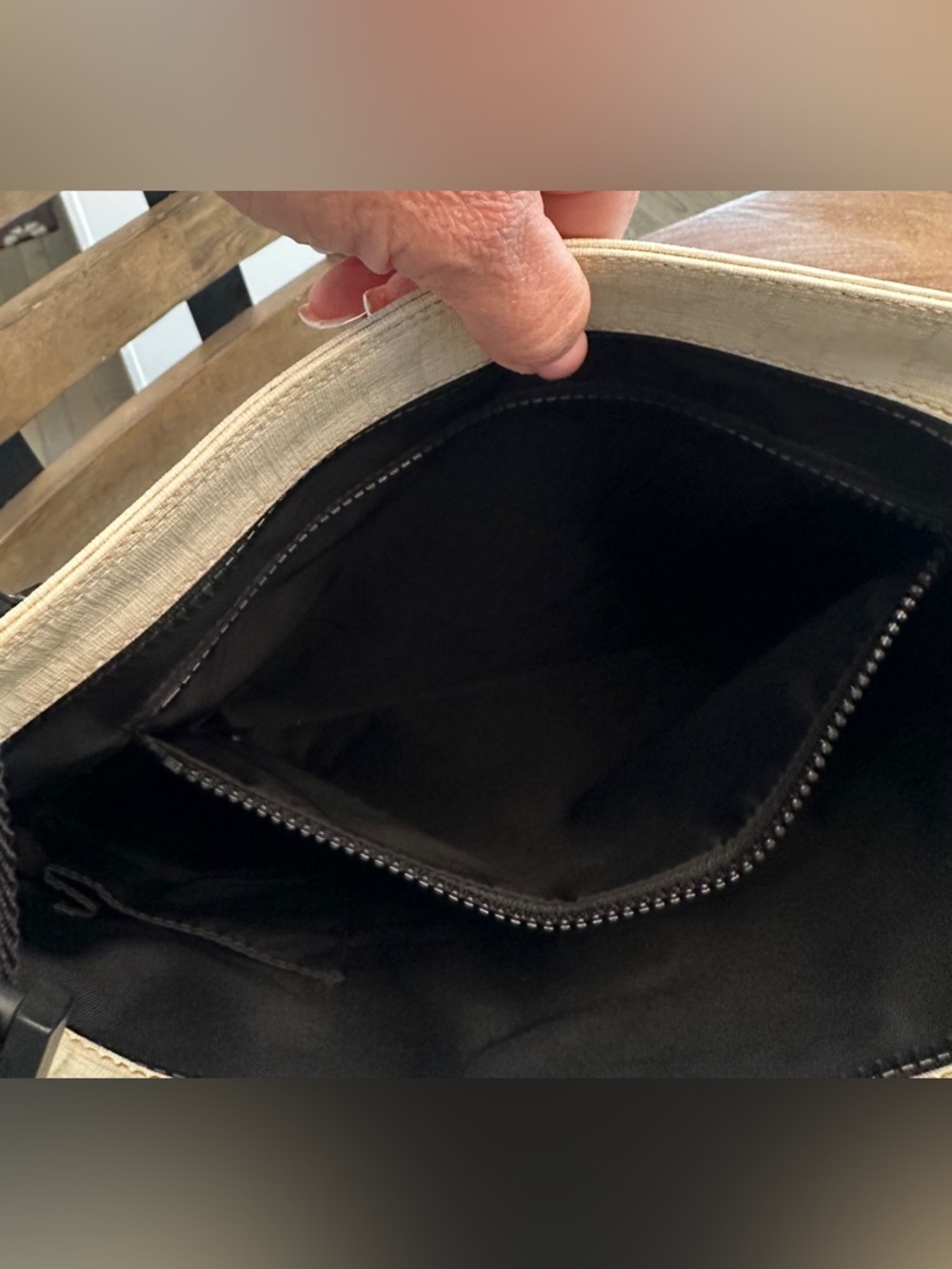 Gucci White Canvas Shoulder Bag with Green and Black Stripe - Picture 2 of 13